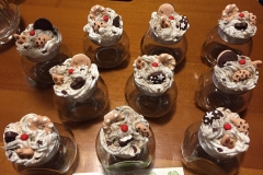 Vasetti di vetro decorati con dolcetti in fimo