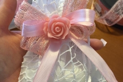 Bomboniera con rosa profumata in gesso