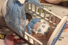 Bomboniera Battesimo, culla in ceramica con bimbo in fimo, completamente realizzato a mano