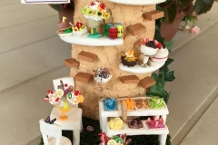 Tegola con miniature realizzate a mano in fimo, Gelateria